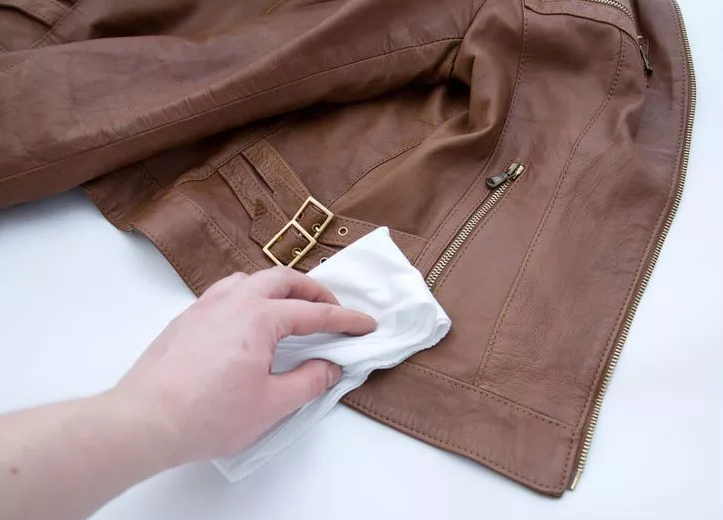 Phối đồ với áo khoác da lộn nam